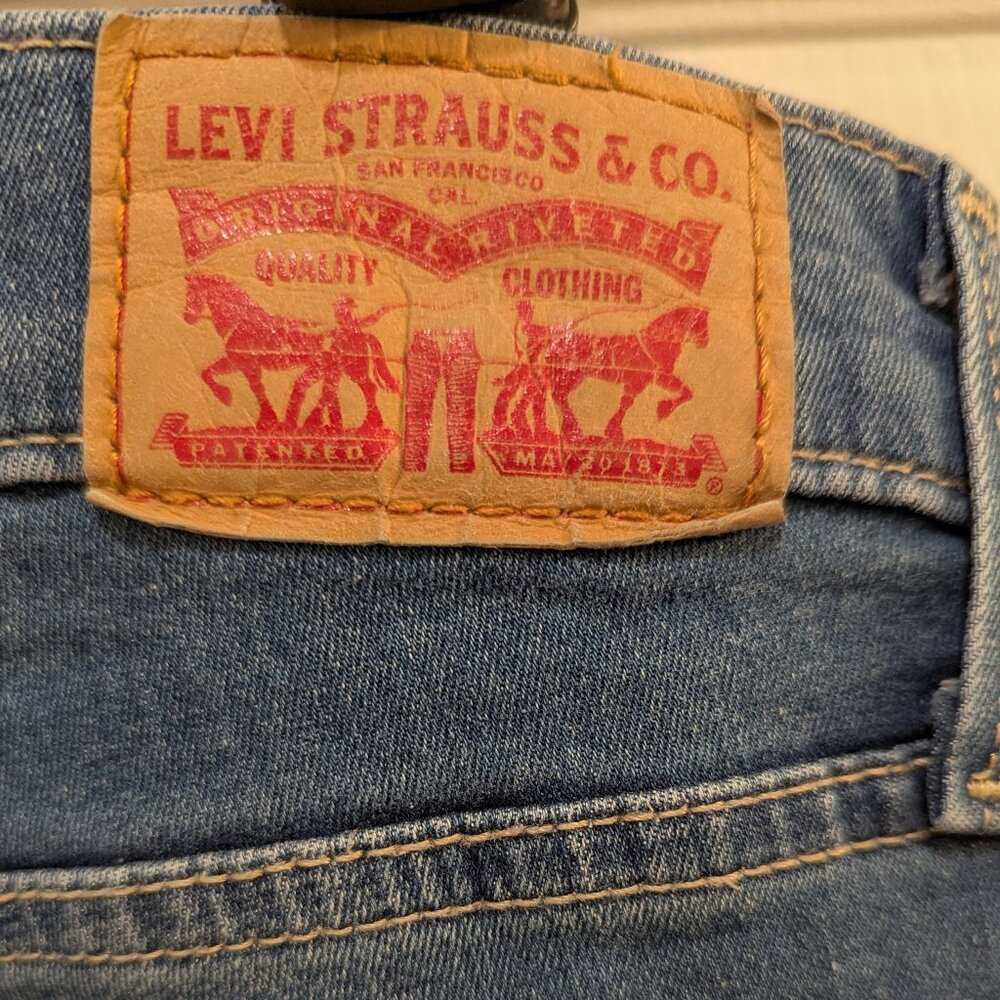 Levi's 314 Slimming Straight Jeans | Medium Wash | Size 29 - Picture 4 of 7